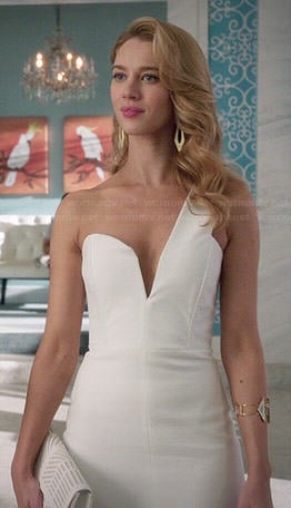 Petra's white one shoulder dress and black and white patterned pumps on Jane the Virgin
