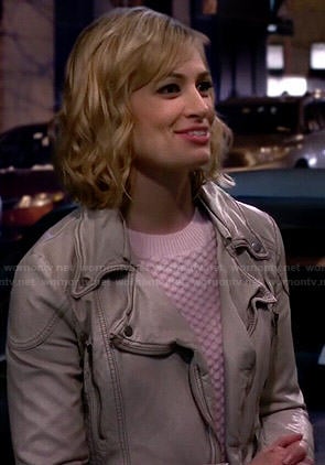 Caroline's pink textured sweater and cream leather jacket on 2 Broke Girls
