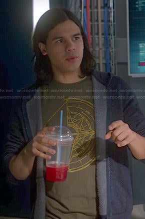 Cisco's compass arrow tee on The Flash
