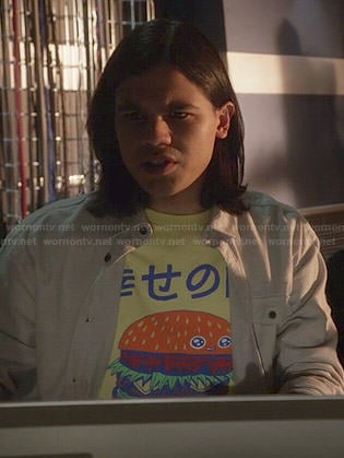 Cisco's yellow Japanese burger graphic tee on The Flash