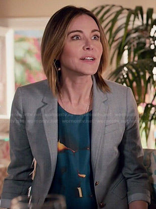 Ellie's blue abstract printed top and grey blazer on Cougar Town