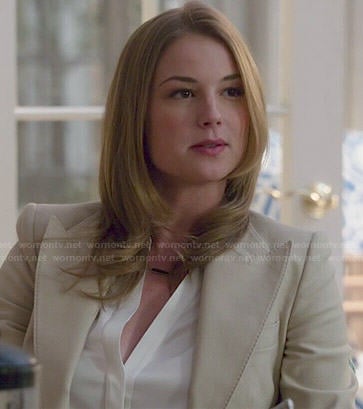 Emily's beige pointed lapel blazer on Revenge