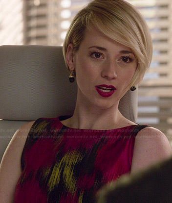 Margaux's pink and yellow printed sleeveless dress on Revenge