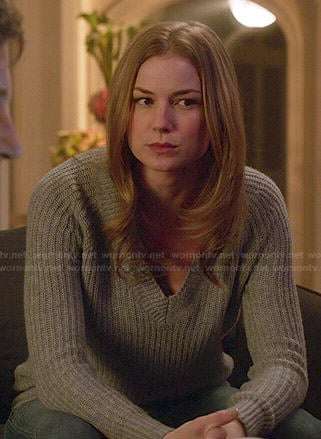 Emily's grey v-neck sweater on Revenge