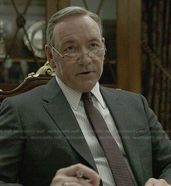 Francis's black suit and burgundy dotted tie on House of Cards
