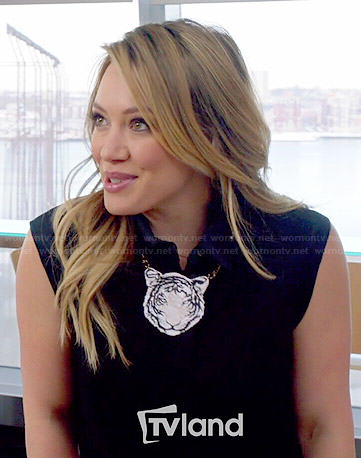 Kelsey's tiger necklace on Younger