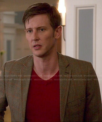 Nolan's red v-neck sweater and brown checked blazer on Revenge