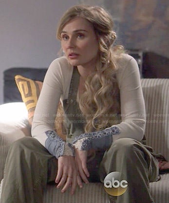 Scarlett's green overalls and white long sleeved top with blue cuffs on Nashville