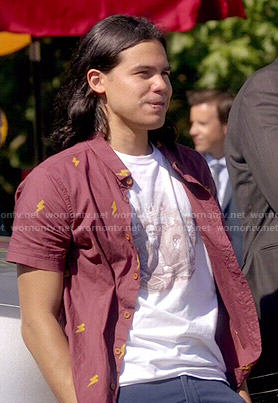Cisco's bolt print shirt on The Flash