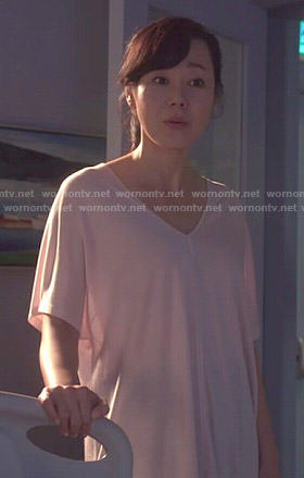 Karen's blush pink v-neck tee on Mistresses