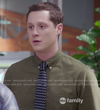 Kevin's green shirt and zig zag tie on Kevin from Work