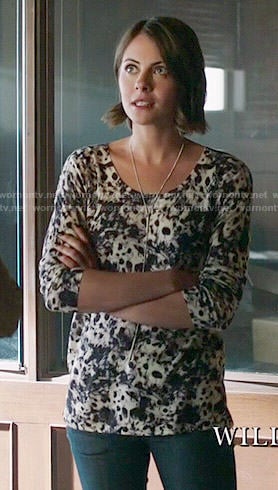 Thea's leopard print sweater on Arrow