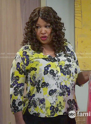 Yolanda's yellow floral blouse on Young and Hungry