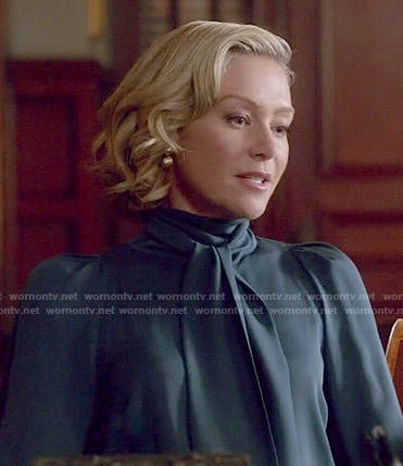 Elizabeth's teal blue bow-neck blouse on Scandal