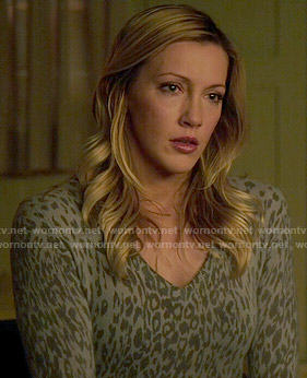 Laurel's grey leopard print sweater on Arrow