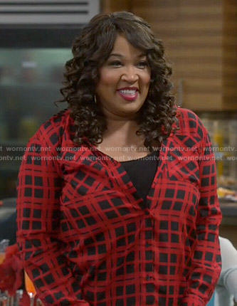 Yolanda's red checked shirt on Young and Hungry