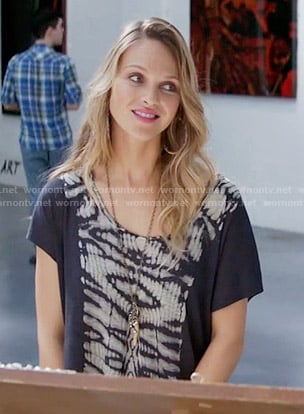 Phoebe's black tie dyed tee on Girlfriends Guide to Divorce