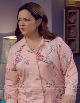 Molly's pink floral pajamas on Mike and Molly