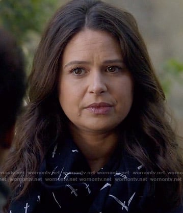 Quinn's black dagger print scarf on Scandal