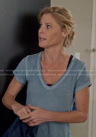 Claire's blue v-neck tee on Modern Family