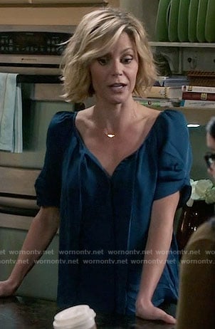 Claire's teal blue short sleeve top on Modern Family
