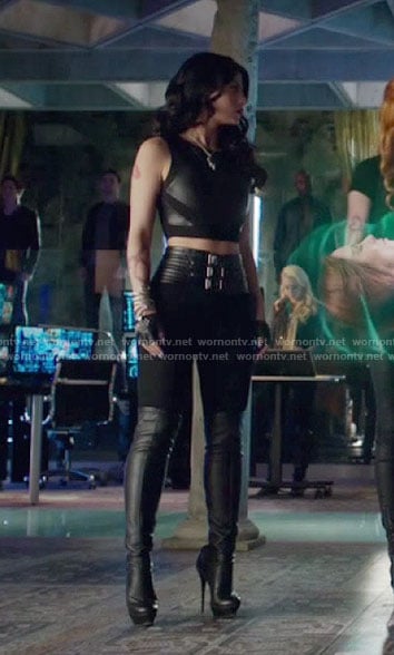 Isabelle's black belted leggings on Shadowhunters
