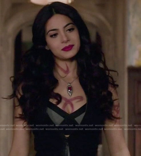 Isabelle's black and grey bra on Shadowhunters