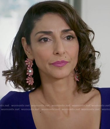 Delia's pink flower earrings on Girlfriends Guide to Divorce