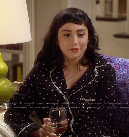 Mandy's black and white printed pajamas on Last Man Standing