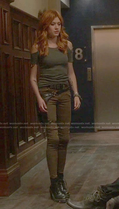 Clary's Khaki skinny pants with zip pockets and black high heel boots on Shadowhunters