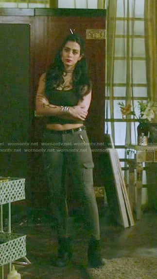 Isabelle's green cargo pants with front zipped pockets on Shadowhunters