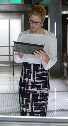 Felicity's white button-detail top silver cage earrings on Arrow