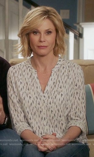 Claire's white printed v-neck top on Modern Family