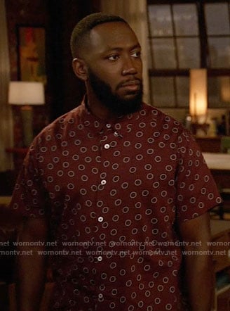 Winston's burgundy circle print shirt on New Girl
