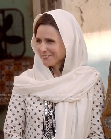 Selina's white printed tunic with sequins on Veep