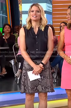 Sara's grey snakeskin print skirt on Good Morning America