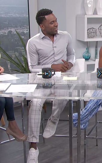 Justin's grey shirt with white stripes and checked pants on E! News Daily Pop