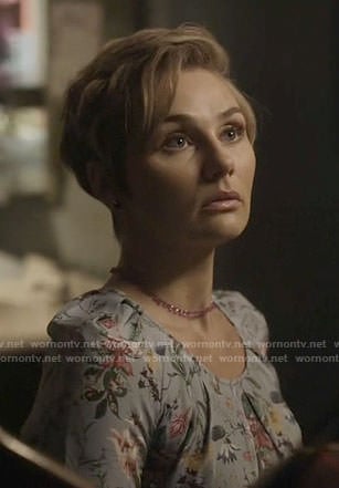 Scarlett's blue floral short sleeved dress on Nashville