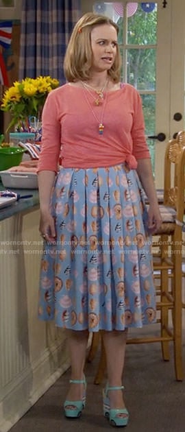 Kimmy's blue sea shell print skirt on Fuller House