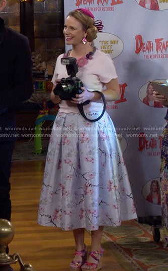 Kimmy's blue floral midi skirt on Fuller House