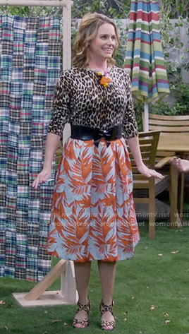 Kimmy's leopard print sweater and palm leaf print skirt on Fuller House
