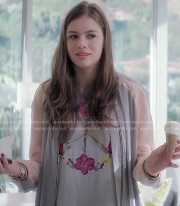 Lilly's floral peace sign tee on Girlfriends Guide to Divorce