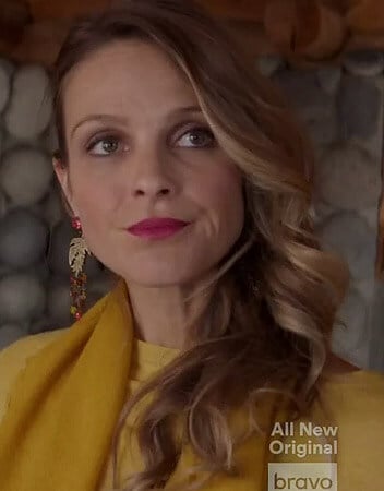 Phoebe's earrings on Girlfriends Guide to Divorce