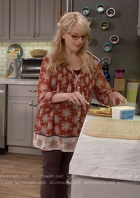 Bernadette's red floral maternity tunic on The Big Bang Theory