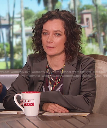 Sara's black printed tee on The Talk