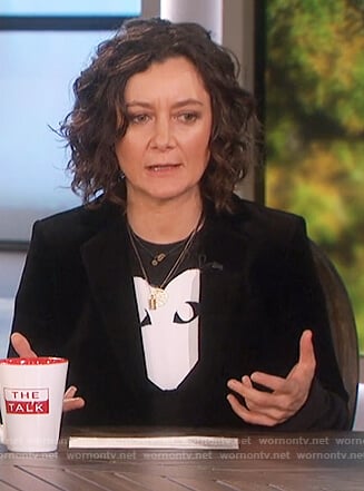 Sara's black heart print t-shirt on The Talk