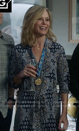 Claire's blue printed Thanksgiving dress on Modern Family