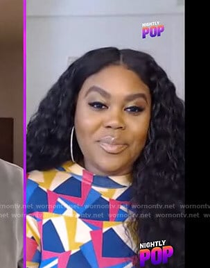 Nina Parker's geometric print long sleeve dress on E! News Nightly Pop