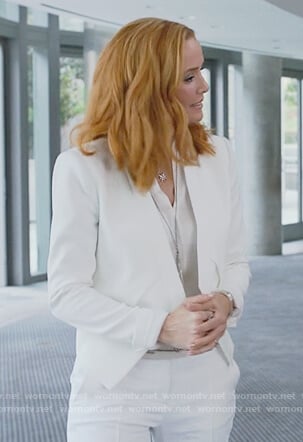 Leslie's white open jacket on Marvel's Runaways