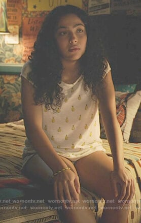 Molly's white pineapple print top on Marvel's Runaways